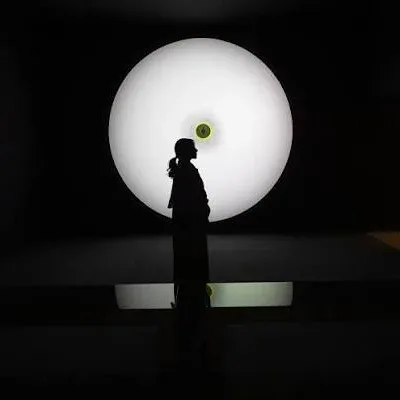 في الليل: 30 فنانًا، 30 حكاية